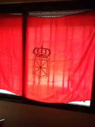 Fotos enviadas por los lectores de la bandera de Navarra colocada en sus casas y balcones.