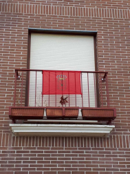Fotos enviadas por los lectores de la bandera de Navarra colocada en sus casas y balcones.