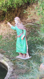 Desconocidos colocaron en el portal carteles contra el TAV y arrojaron pintura sobre las figuras del montaje navideño.