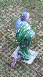 Desconocidos colocaron en el portal carteles contra el TAV y arrojaron pintura sobre las figuras del montaje navideño.