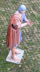 Desconocidos colocaron en el portal carteles contra el TAV y arrojaron pintura sobre las figuras del montaje navideño.