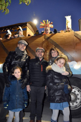 Un desfile con once carrozas y la participación de cerca de 800 personas convirtió las calles de Tudela en una fiesta durante la noche de Reyes. No faltó la animación del Grupo Municipal de Danzas, los Gaiteros de Tudela, la Banda de Cornetas y Tambores de Murchante, el Grupo de Txistularis de Tudela, la Agrupación Histórica del Centro Cultural Miguel Sánchez Montes y la Banda de Música de la ciudad.