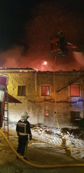 Fotos de los bomberos trabajando en el incendio que ha afectado a una vivienda en Artaiz