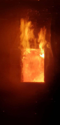 Fotos de los bomberos trabajando en el incendio que ha afectado a una vivienda en Artaiz