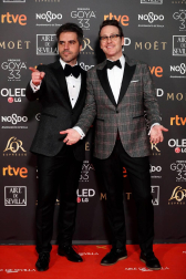 Los primeros invitados a la 33 ceremonia de los Premios Goya han comenzado a llegar a la alfombra roja del Palacio de Exposiciones y Congresos de Sevilla (FIBES) hacia las 18.20 horas de este sábado 2 de febrero