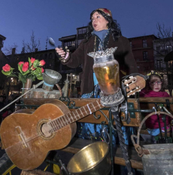 Su alegre pasacalles recorrió el centro de la ciudad entre canciones y bailes de los ex danzaris Francisco Beruete