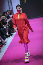 El certamen de moda Pasarela 948 finalizó este sábado después de tres días de exposiciones, eventos y desfiles entre los que destacó el variopinto repertorio de colores y formas que impregnan el estilo de la diseñadora Ágatha Ruiz de la Prada