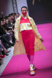 El certamen de moda Pasarela 948 finalizó este sábado después de tres días de exposiciones, eventos y desfiles entre los que destacó el variopinto repertorio de colores y formas que impregnan el estilo de la diseñadora Ágatha Ruiz de la Prada