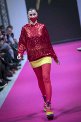 El certamen de moda Pasarela 948 finalizó este sábado después de tres días de exposiciones, eventos y desfiles entre los que destacó el variopinto repertorio de colores y formas que impregnan el estilo de la diseñadora Ágatha Ruiz de la Prada