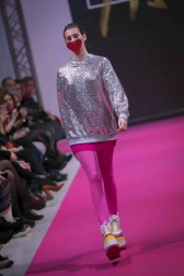 El certamen de moda Pasarela 948 finalizó este sábado después de tres días de exposiciones, eventos y desfiles entre los que destacó el variopinto repertorio de colores y formas que impregnan el estilo de la diseñadora Ágatha Ruiz de la Prada