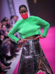 El certamen de moda Pasarela 948 finalizó este sábado después de tres días de exposiciones, eventos y desfiles entre los que destacó el variopinto repertorio de colores y formas que impregnan el estilo de la diseñadora Ágatha Ruiz de la Prada