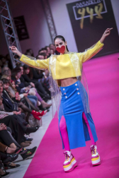 El certamen de moda Pasarela 948 finalizó este sábado después de tres días de exposiciones, eventos y desfiles entre los que destacó el variopinto repertorio de colores y formas que impregnan el estilo de la diseñadora Ágatha Ruiz de la Prada