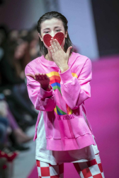 El certamen de moda Pasarela 948 finalizó este sábado después de tres días de exposiciones, eventos y desfiles entre los que destacó el variopinto repertorio de colores y formas que impregnan el estilo de la diseñadora Ágatha Ruiz de la Prada
