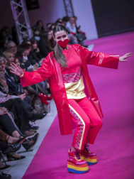 El certamen de moda Pasarela 948 finalizó este sábado después de tres días de exposiciones, eventos y desfiles entre los que destacó el variopinto repertorio de colores y formas que impregnan el estilo de la diseñadora Ágatha Ruiz de la Prada