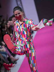 El certamen de moda Pasarela 948 finalizó este sábado después de tres días de exposiciones, eventos y desfiles entre los que destacó el variopinto repertorio de colores y formas que impregnan el estilo de la diseñadora Ágatha Ruiz de la Prada