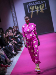 El certamen de moda Pasarela 948 finalizó este sábado después de tres días de exposiciones, eventos y desfiles entre los que destacó el variopinto repertorio de colores y formas que impregnan el estilo de la diseñadora Ágatha Ruiz de la Prada