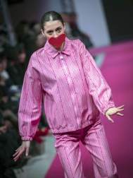 El certamen de moda Pasarela 948 finalizó este sábado después de tres días de exposiciones, eventos y desfiles entre los que destacó el variopinto repertorio de colores y formas que impregnan el estilo de la diseñadora Ágatha Ruiz de la Prada