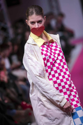 El certamen de moda Pasarela 948 finalizó este sábado después de tres días de exposiciones, eventos y desfiles entre los que destacó el variopinto repertorio de colores y formas que impregnan el estilo de la diseñadora Ágatha Ruiz de la Prada
