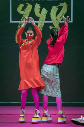 El certamen de moda Pasarela 948 finalizó este sábado después de tres días de exposiciones, eventos y desfiles entre los que destacó el variopinto repertorio de colores y formas que impregnan el estilo de la diseñadora Ágatha Ruiz de la Prada