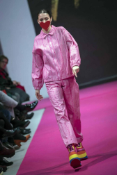 El certamen de moda Pasarela 948 finalizó este sábado después de tres días de exposiciones, eventos y desfiles entre los que destacó el variopinto repertorio de colores y formas que impregnan el estilo de la diseñadora Ágatha Ruiz de la Prada