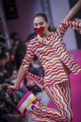 El certamen de moda Pasarela 948 finalizó este sábado después de tres días de exposiciones, eventos y desfiles entre los que destacó el variopinto repertorio de colores y formas que impregnan el estilo de la diseñadora Ágatha Ruiz de la Prada