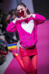 El certamen de moda Pasarela 948 finalizó este sábado después de tres días de exposiciones, eventos y desfiles entre los que destacó el variopinto repertorio de colores y formas que impregnan el estilo de la diseñadora Ágatha Ruiz de la Prada