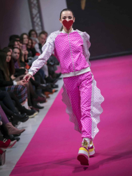 El certamen de moda Pasarela 948 finalizó este sábado después de tres días de exposiciones, eventos y desfiles entre los que destacó el variopinto repertorio de colores y formas que impregnan el estilo de la diseñadora Ágatha Ruiz de la Prada
