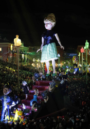 Disfraces tradicionales, bailes, carrozas por tierra y agua... Así están viviendo varias ciudades de Europa y América sus Carnavales