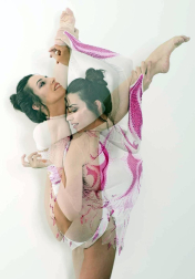 La fotógrafa pamplonesa Natalia Echeverría retrata el carácter dual de 16 mujeres en una exposición que se exhibe esta semana en Madrid.