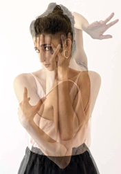 La fotógrafa pamplonesa Natalia Echeverría retrata el carácter dual de 16 mujeres en una exposición que se exhibe esta semana en Madrid.