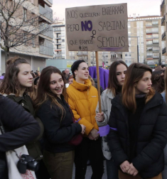 Multitudinaria manifestación por el Día de la Mujer en la capital navarra