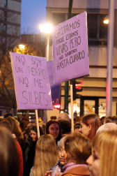 Multitudinaria manifestación por el Día de la Mujer en la capital navarra