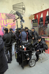 El equipo de rodaje de la película china 'Line Walker II' ha filmado esta semana en tafalla. la escena estrella ha sido la de una persecución de coches que se desarrolla durante un supuesto encierro de san fermín. cientos de navarros han participado en el rodaje como figurantes