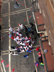 Imágenes del rodaje de las escenas que simulan un encierro por las calles de Pamplona de la película china 'Line Walker II'.