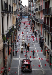 Imágenes del rodaje de las escenas que simulan un encierro por las calles de Pamplona de la película china 'Line Walker II'.