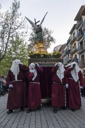 Multitudinario acto de Semana Santa celebrado por las calles de la localidad este Viernes Santo, 19 de abril.