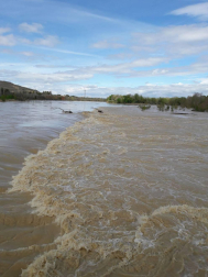 La recta de Arguedas con agua del barranco de Las Limas, cortes en la NA-134 y agua en las Bardenas tras las lluvias del 12 de abril.