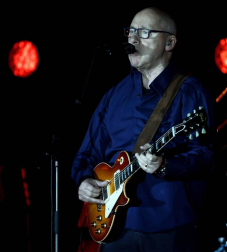 El músico, durante el concierto este domingo en Pamplona con su gira mundial 2019, en la que ya avanza parte del disco que saldrá a la luz en el mes de noviembre con el título 'Down the road wherever'.