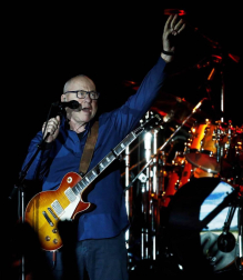 El músico, durante el concierto este domingo en Pamplona con su gira mundial 2019, en la que ya avanza parte del disco que saldrá a la luz en el mes de noviembre con el título 'Down the road wherever'.