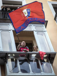 La plantilla, el cuerpo técnico y la directiva del C.A. Osasuna celebró en la sede del Gobierno de Navarra y en el Ayutamiento de Pamplona el ascenso a Primera División.