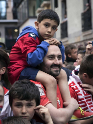 La plantilla, el cuerpo técnico y la directiva del C.A. Osasuna celebró en la sede del Gobierno de Navarra y en el Ayutamiento de Pamplona el ascenso a Primera División.