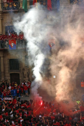La plantilla, el cuerpo técnico y la directiva del C.A. Osasuna celebró en la sede del Gobierno de Navarra y en el Ayutamiento de Pamplona el ascenso a Primera División.