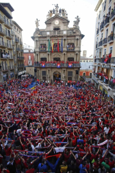 La plantilla, el cuerpo técnico y la directiva del C.A. Osasuna celebró en la sede del Gobierno de Navarra y en el Ayutamiento de Pamplona el ascenso a Primera División.