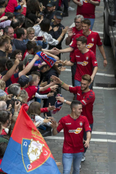 La plantilla, el cuerpo técnico y la directiva del C.A. Osasuna celebró en la sede del Gobierno de Navarra y en el Ayutamiento de Pamplona el ascenso a Primera División.