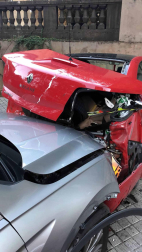 Un coche ha chocado contra otro vehículo que se encontraba aparcado y se han estampado contra la pared de una de las terrazas del Monumento a los Caídos de Pamplona