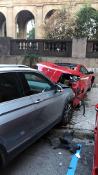 Un coche ha chocado contra otro vehículo que se encontraba aparcado y se han estampado contra la pared de una de las terrazas del Monumento a los Caídos de Pamplona