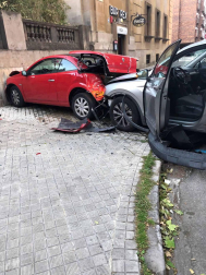 Un coche ha chocado contra otro vehículo que se encontraba aparcado y se han estampado contra la pared de una de las terrazas del Monumento a los Caídos de Pamplona