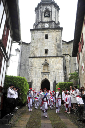 Por primera vez en más de seis siglos, tres  mujeres han formado parte del grupo de ezpatadantzaris que bailaron el Zubigainekoa para festejar San Fermín en Lesaka