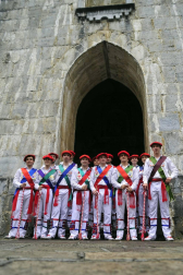 Por primera vez en más de seis siglos, tres  mujeres han formado parte del grupo de ezpatadantzaris que bailaron el Zubigainekoa para festejar San Fermín en Lesaka