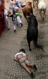 Imágenes del primer encierro de los sanfermines 2019 protagonizado por toros de Puerto de San Lorenzo.